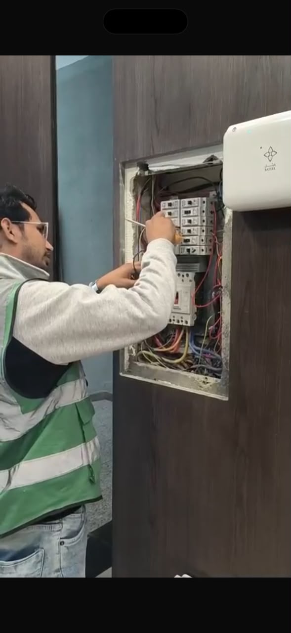 فني يتابع لوحة كهربائية