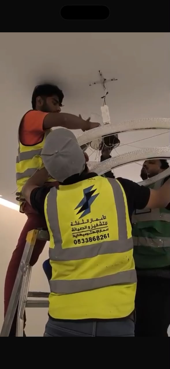 فريق الأعمال الثلاثة أثناء تنفيذ أعمال فنية